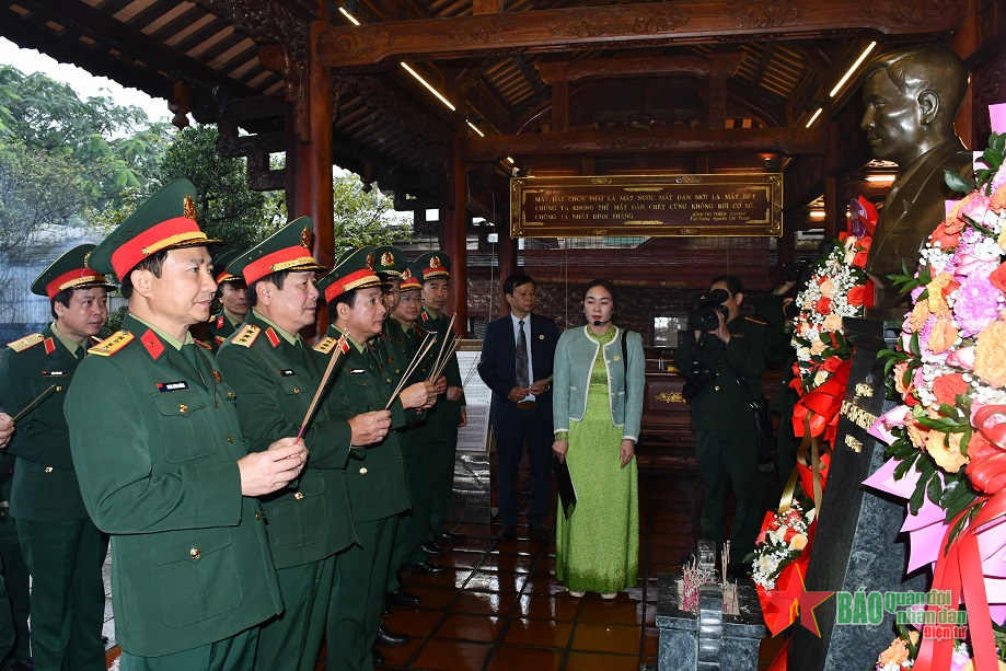 Đoàn công tác Quân ủy Trung ương, Bộ Quốc phòng dâng hương tưởng niệm Đại tướng Nguyễn Chí Thanh